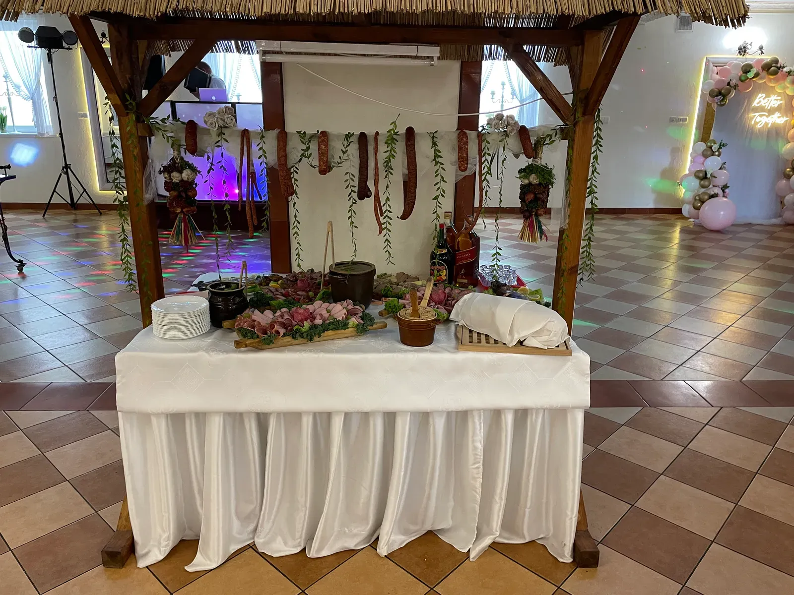 Wiejski stół pod strzechą w scenerii sali