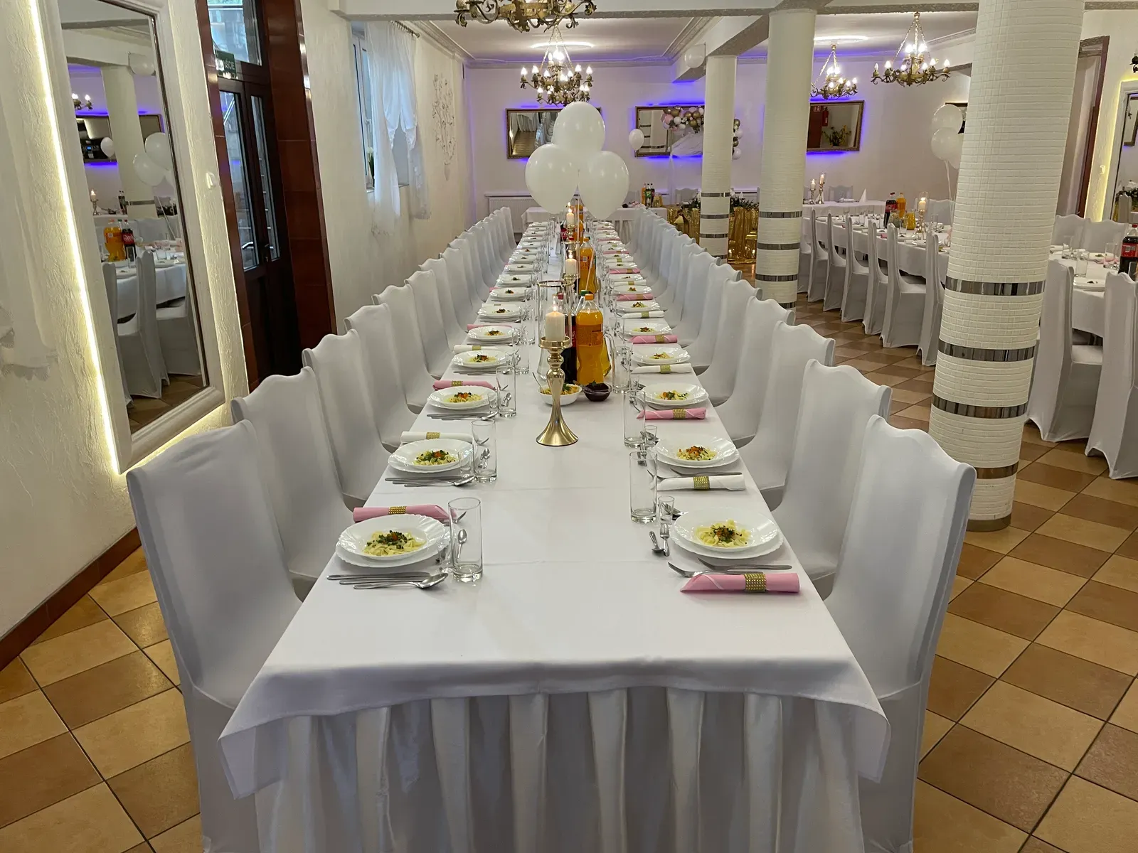 Elegancko nakryty stół weselny z różowymi akcentami