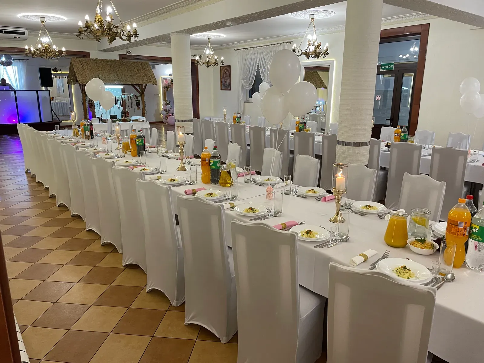 Sala weselna w bieli gotowa na przyjęcie