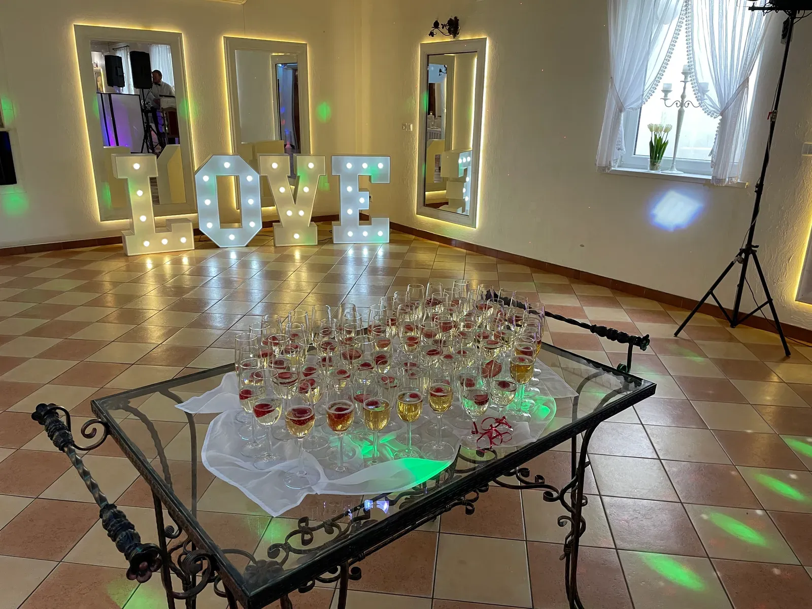 Podświetlany napis LOVE i stolik powitalny z szampanem