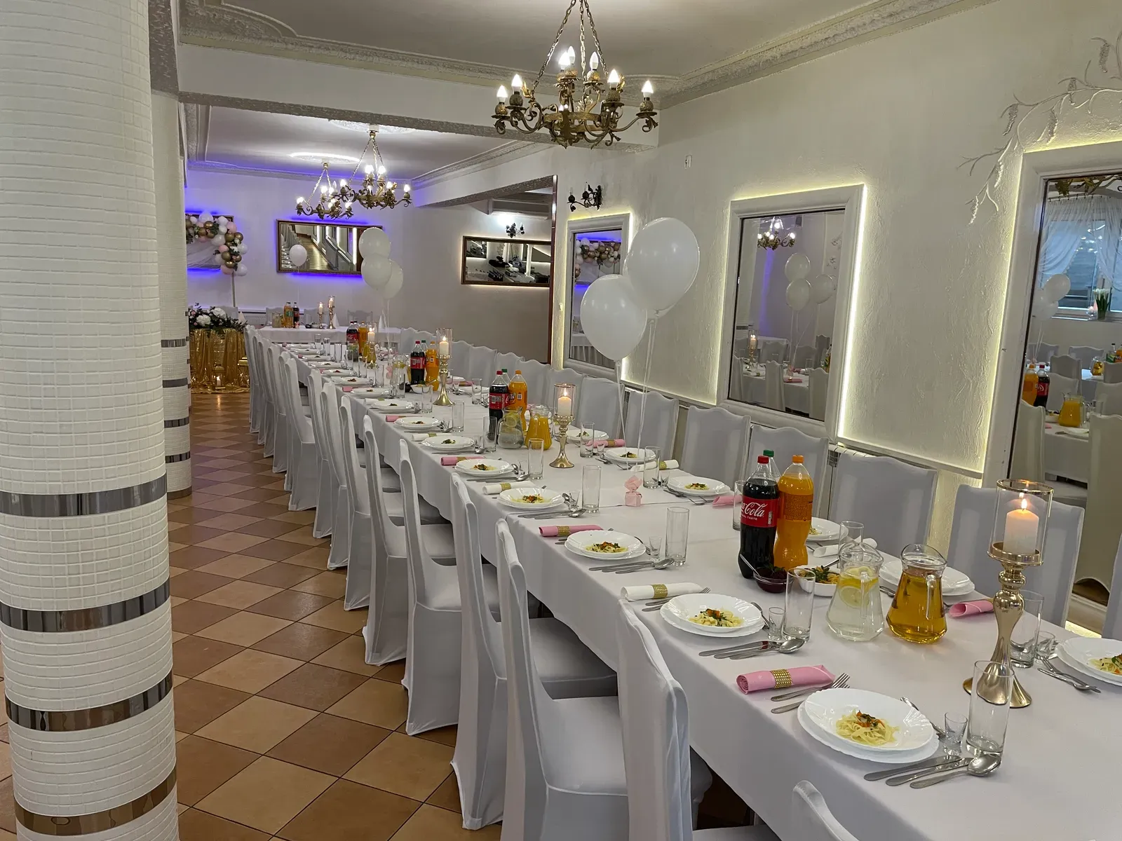 Sala bankietowa z balonami i świecami na stołach