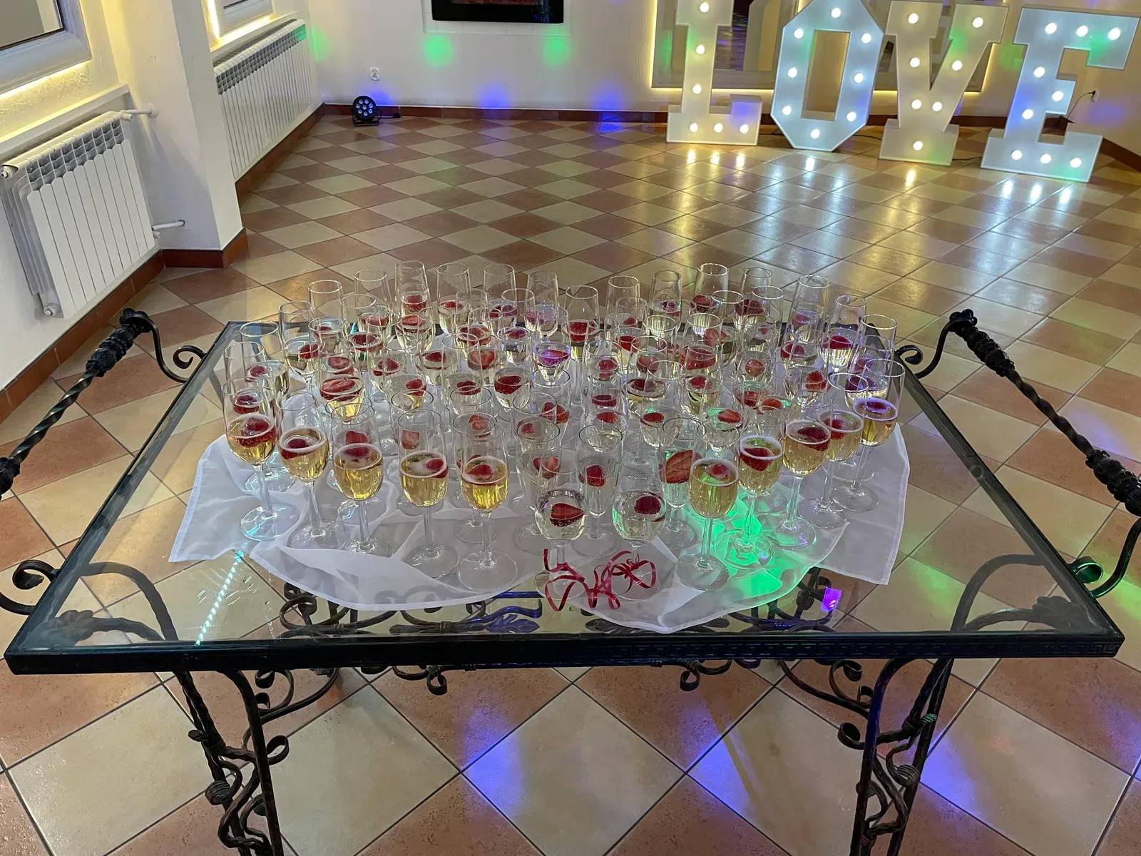 Kieliszki szampana z truskawkami i podświetlany napis LOVE