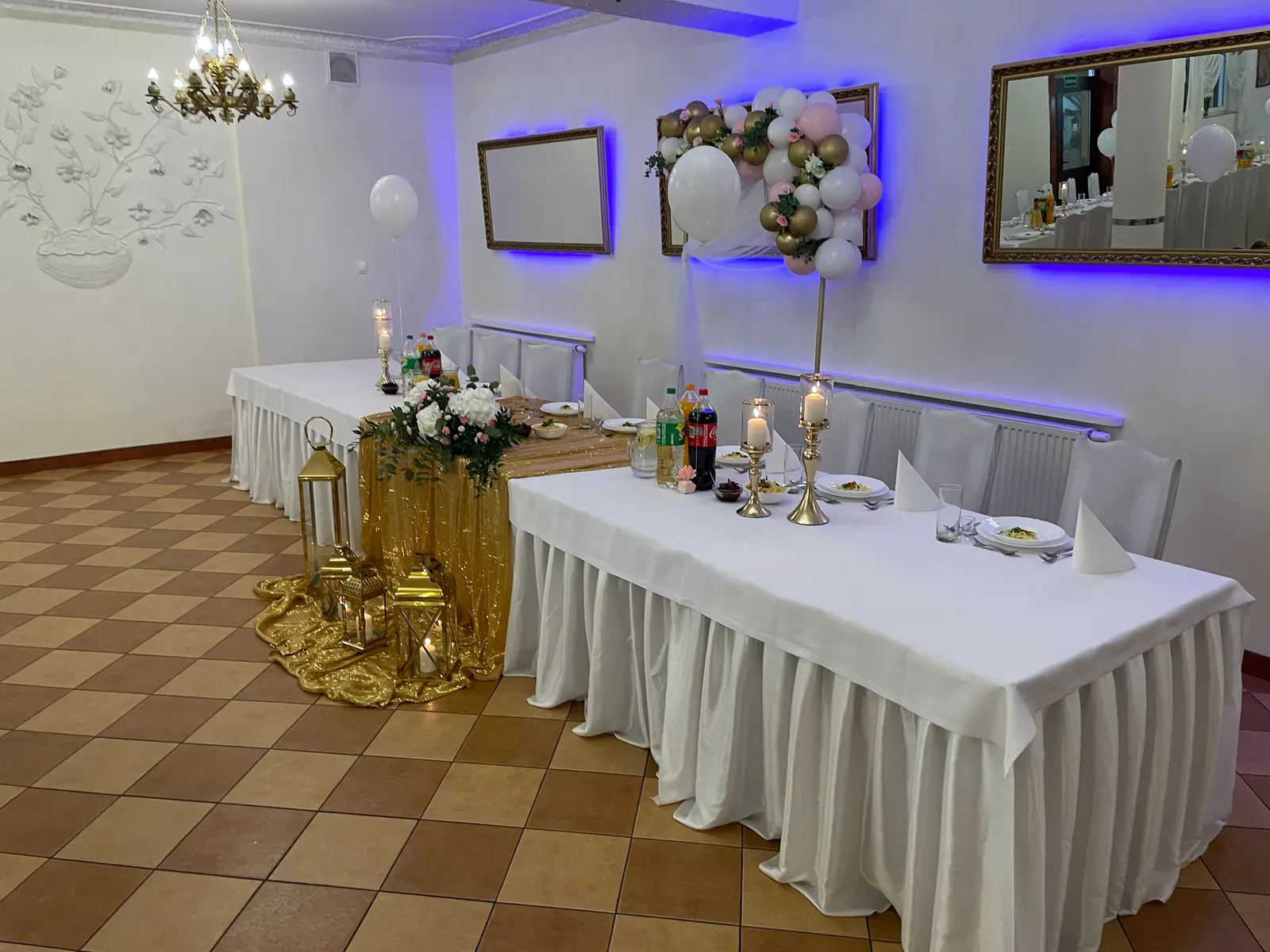 Stoły prezydialne ze złotym akcentem i balonową dekoracją