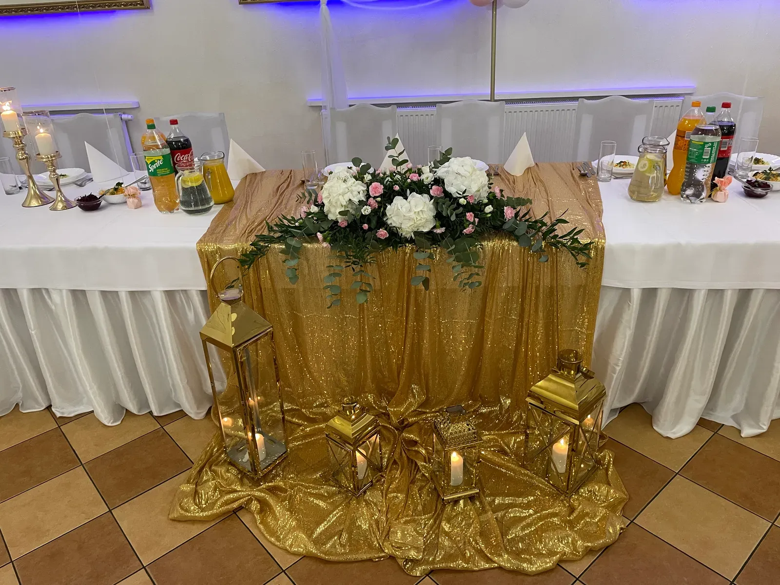 Złota dekoracja stołu pary młodej ze świecami