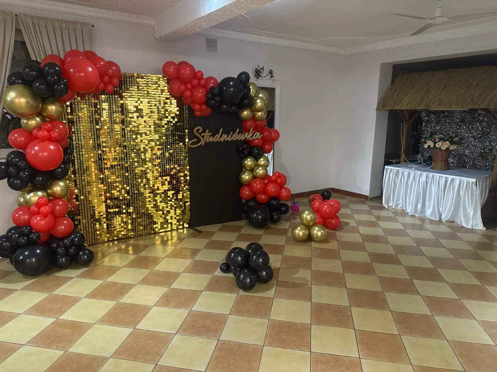 Cekinowa fotościanka z napisem Studniówka i girlandą balonów