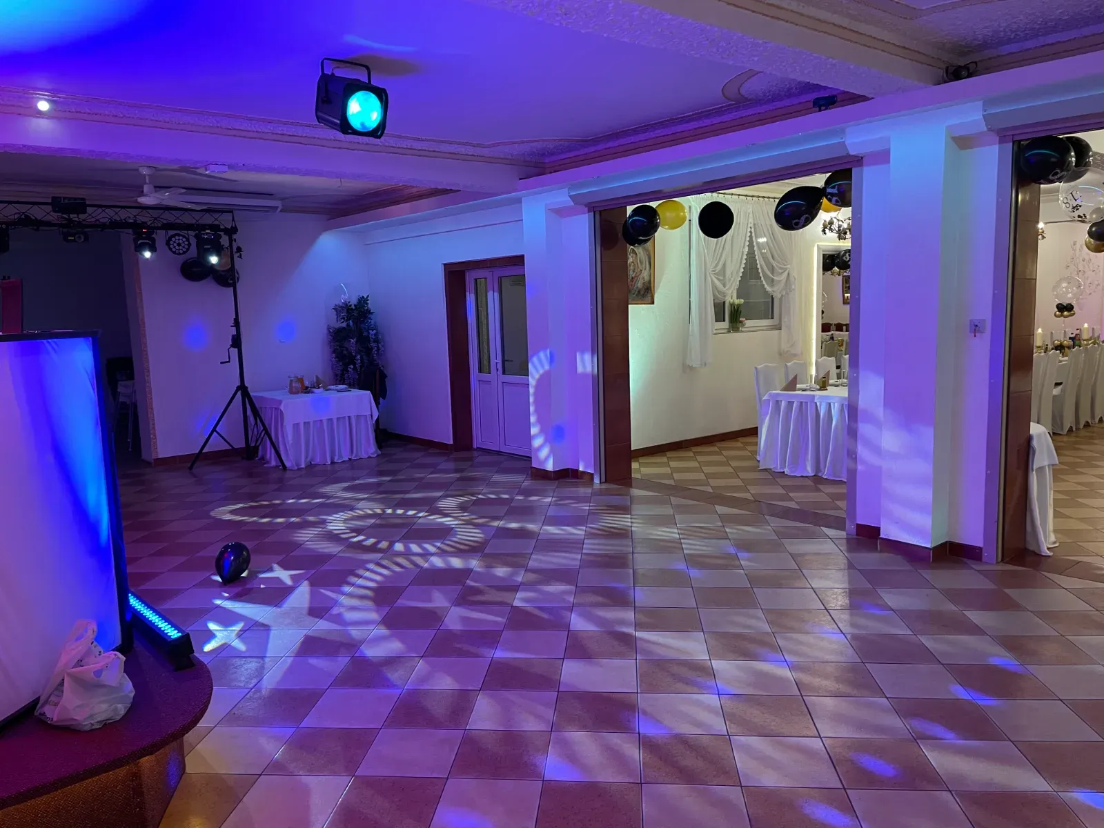 Pusty parkiet w fioletowym świetle z gwiazdami rzucanymi przez reflektory