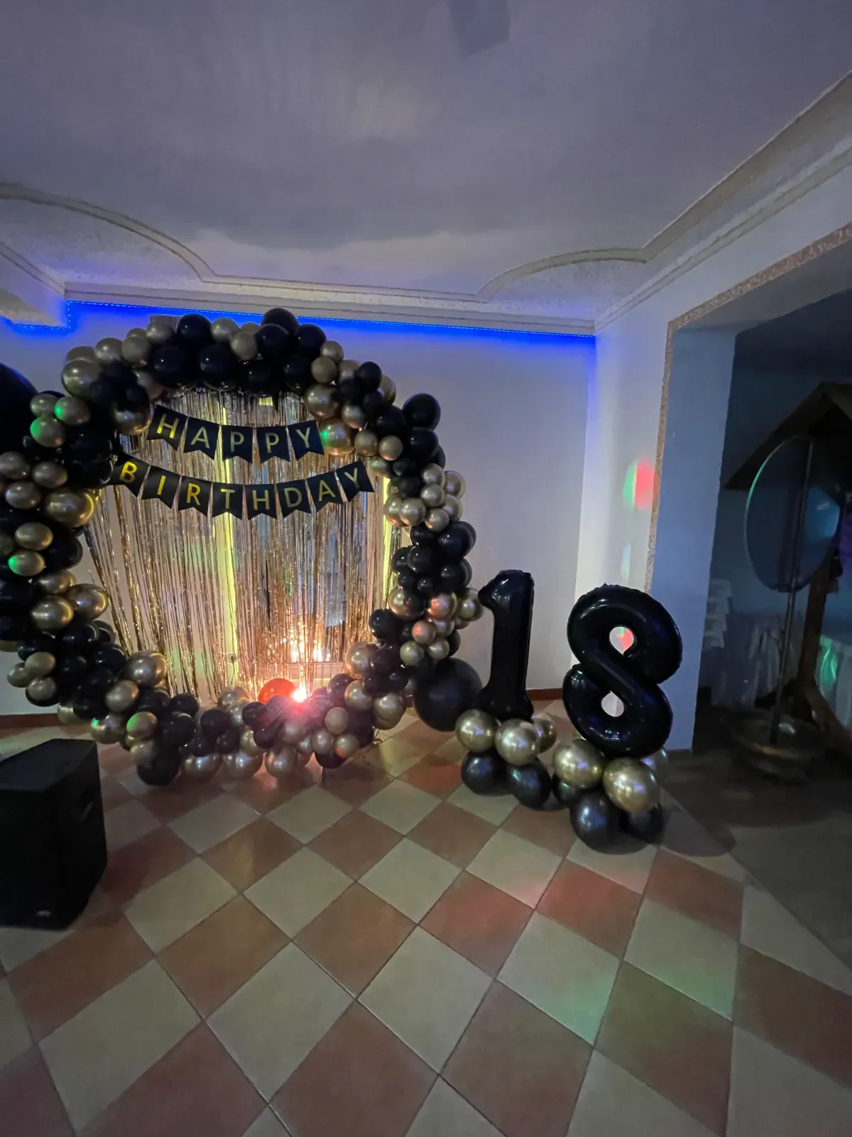 Balonowa brama z napisem Happy Birthday i czarną cyfrą 18