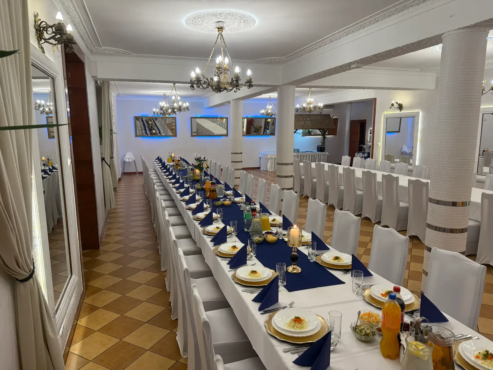 Stoły gości nakryte na przyjęcie urodzinowe w sali Pod Bocianami